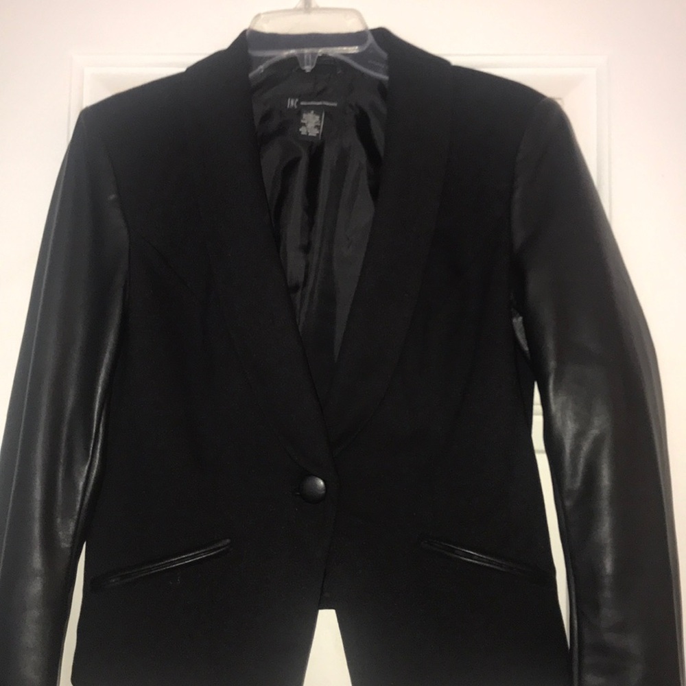 VGC BLACK PLEATHER TRIM TUXEDO JACKET